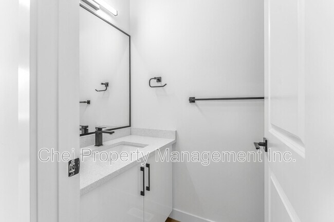 Photo du bâtiment - 15935-15106 106 Ave NW