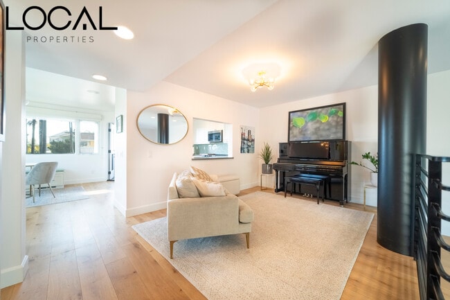 Building Photo - 184 Europa St