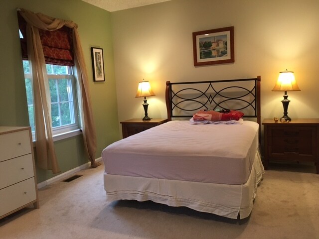 Foto del edificio - 102 Shrewsbury Ct