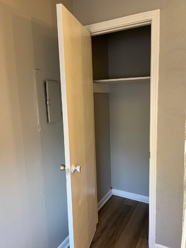 Building Photo - 2 Bedrooms 1 1/2 Baths Townhouse Minutes To Downtown Nashville, Tn ONE MONTH OF FREE RENT!