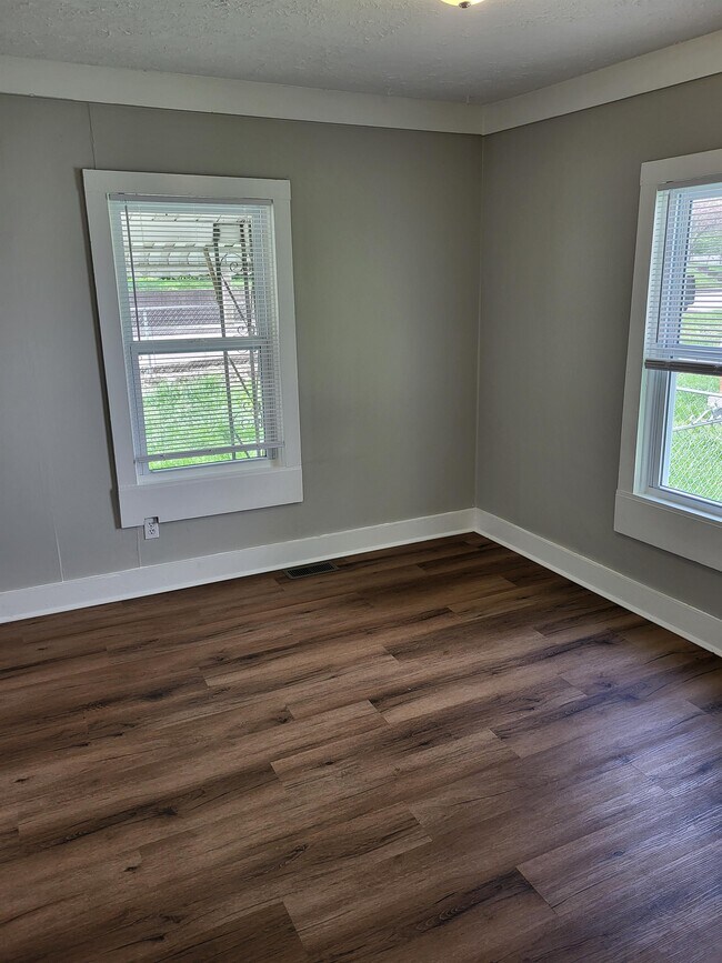 Building Photo - 303 Elm St