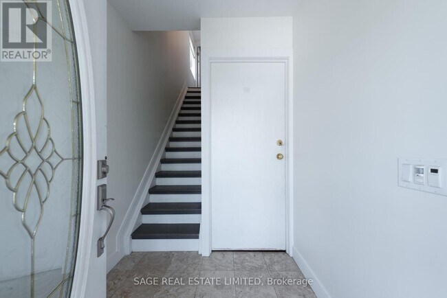 Photo du bâtiment - 97 Holwood Ave