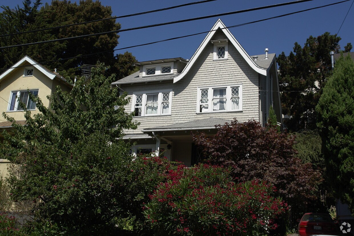 Building Photo - 389 Adams St