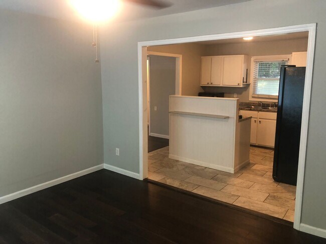 Building Photo - Pet-friendly, inviting home with open floo...