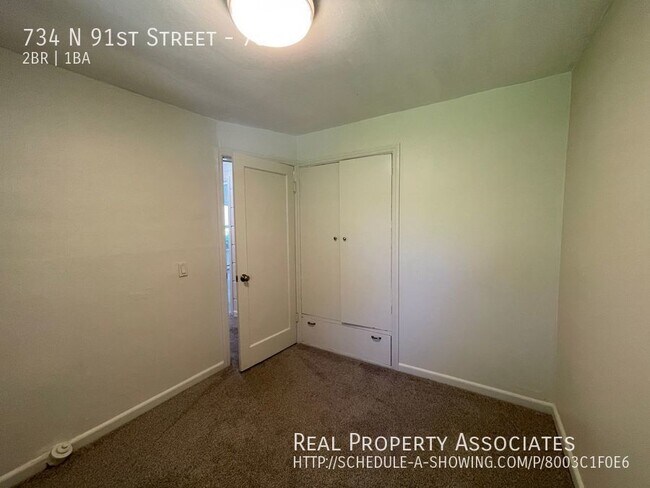 Building Photo - Pet Friendly, 2 bed, 1 bath, ramble style ...
