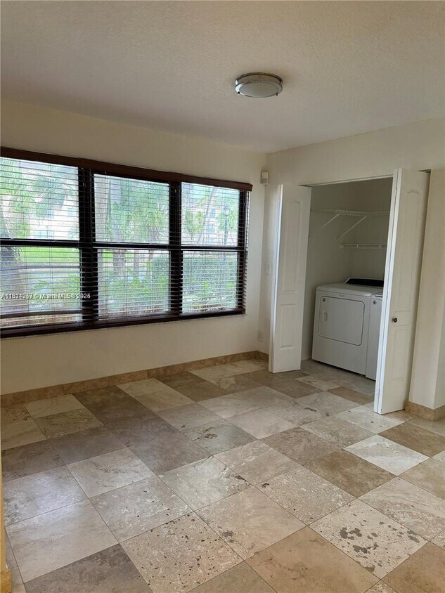 Foto principal - 2986 S University Dr