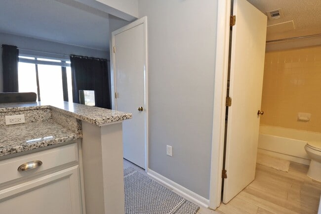 Building Photo - 1600 Park Cir