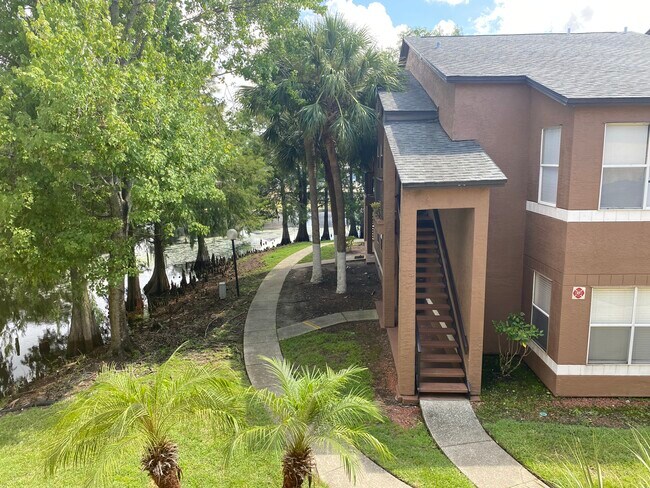 Vista exterior de la puerta principal - 4512 Commander Dr