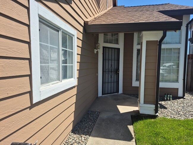 Building Photo - Adorable 3 bedroom 2.5 bath home