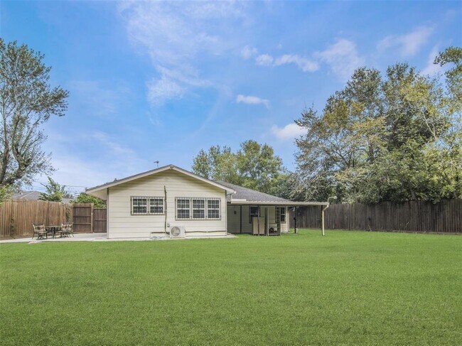 Foto del edificio - 5830 Vena Dr