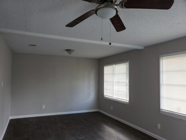 Building Photo - Completely Renovated Property