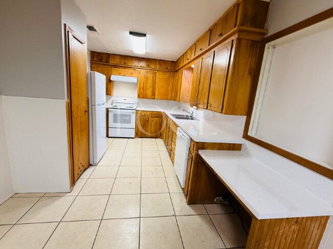 Foto del edificio - Large 3/2 with 2 living areas