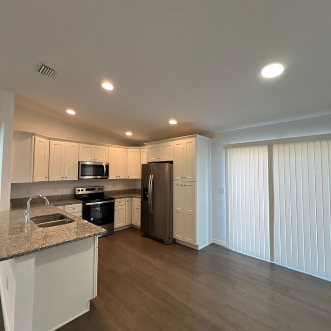 Foto del edificio - BEAUTIFUL 3 Bedroom, 2 Bathroom Home in Oc...