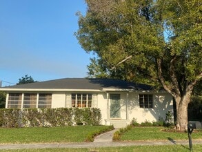 Building Photo - 1629 Poinsettia Ave