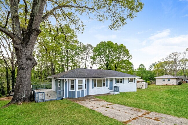 Foto del edificio - NEWLY RENOVATED LARGE RANCH ON CORNER LOT
