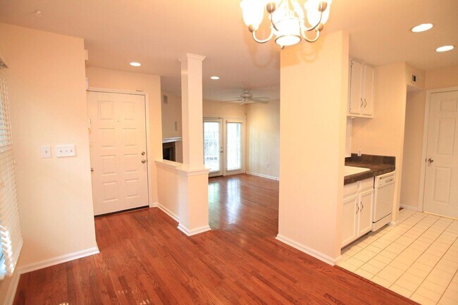 Building Photo - COMING SOON:2 bedroom townhome in Uptown Charlotte!