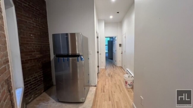 Building Photo - NEWLY RENOVATED BEAUTIFUL 2 BEDROOMS WITH ...