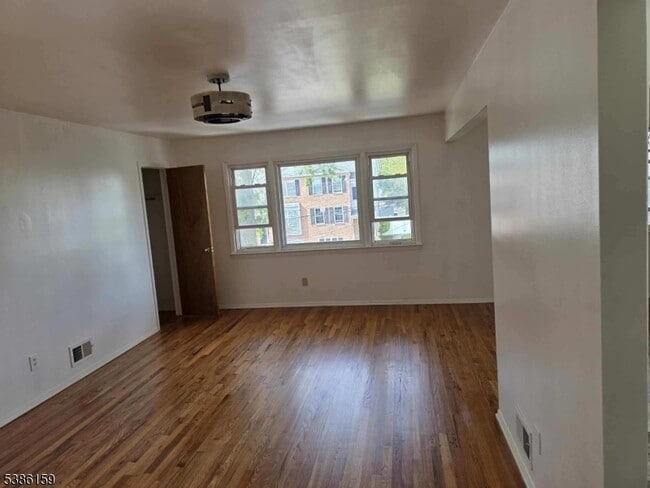 Foto del edificio - 1209 Commerce Ave