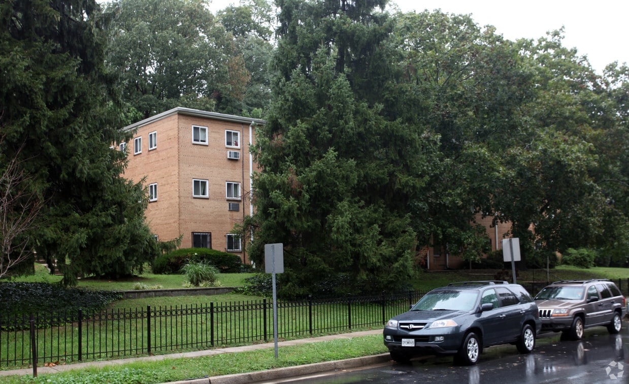 Building Photo - 7622 Maple Ave