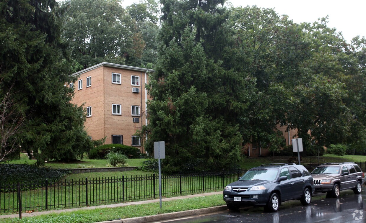 Foto del edificio - 7622 Maple Ave