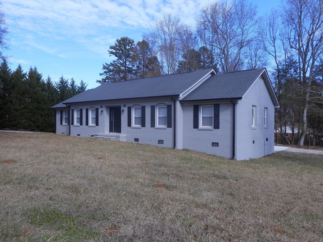 Primary Photo - 2 Bedroom Brick Duplex in Prime Location w...