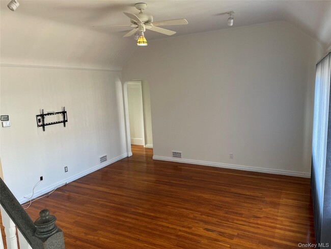 Building Photo - 8 Cameron Ln