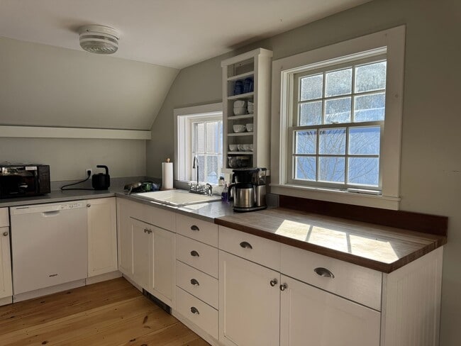 Building Photo - 2 Bedroom in Woodstock