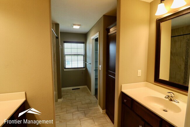 Foto del edificio - Large Home In A Quiet Neighborhood Off Of Scenic Drive