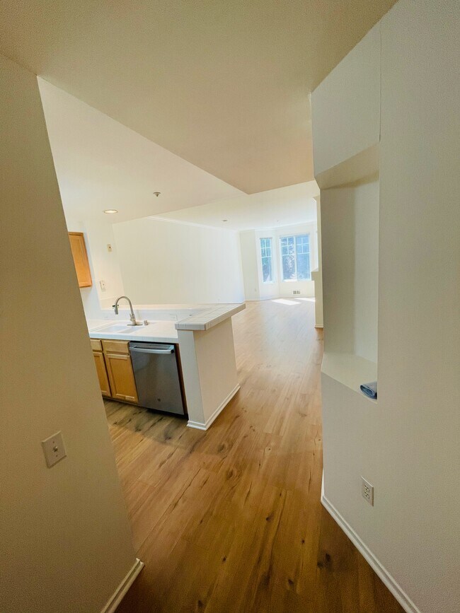 Building Photo - 320 Caldecott Ln