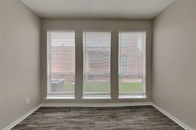Foto del edificio - 19034 Village Maple Ct