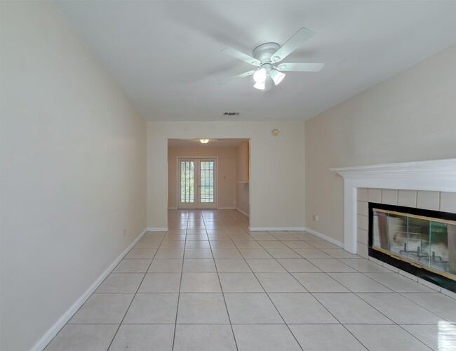 Building Photo - 696 Timberwood Cir E