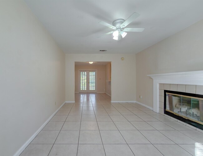 Foto del edificio - 696 Timberwood Cir E