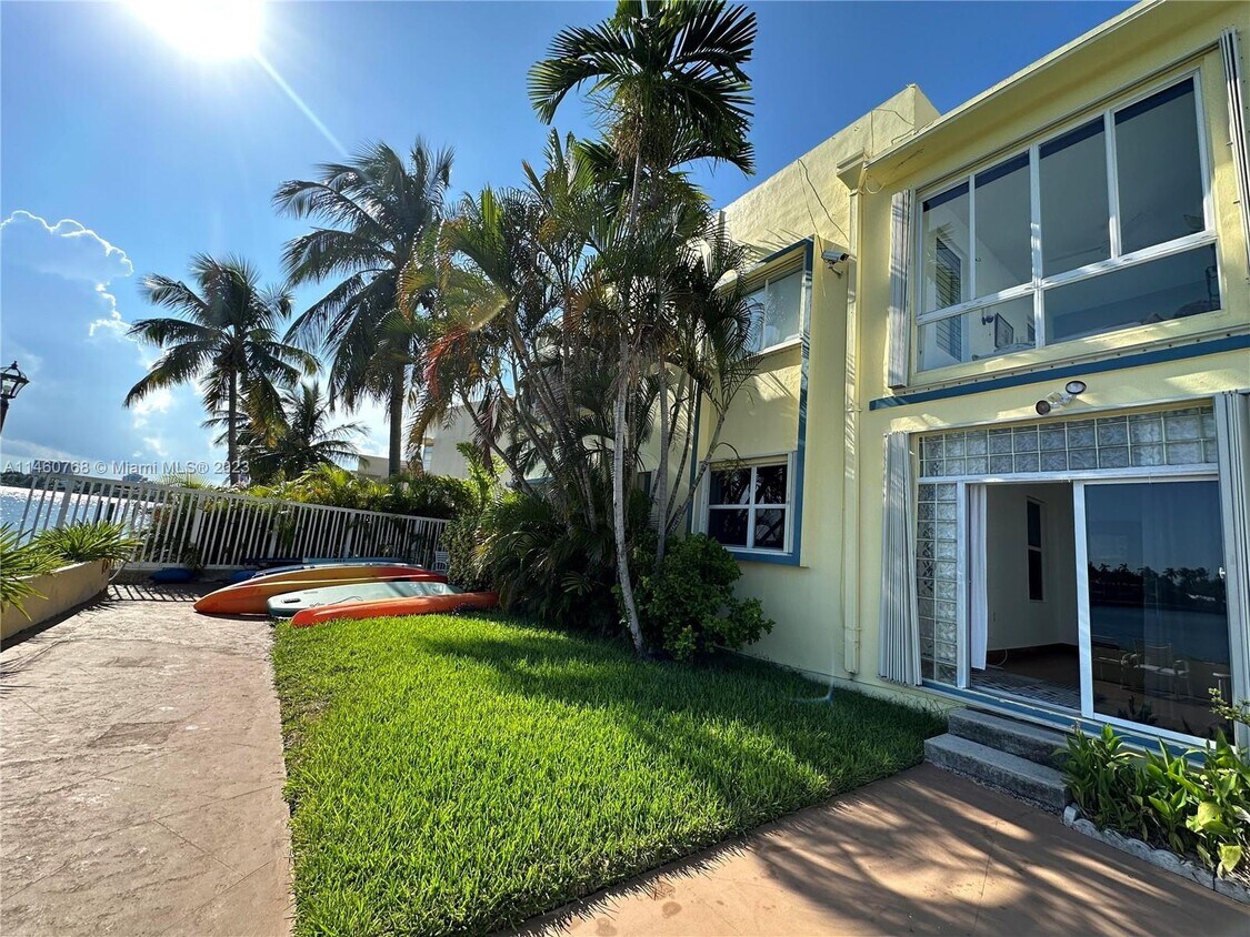 Primary Photo - 910 Bay Dr