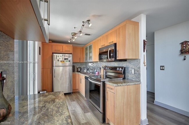 Building Photo - 2 br, 2 bath Condo - 7700 Collins Ave