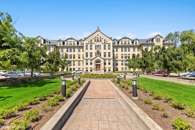 Foto del edificio - 1041 Ridge Rd