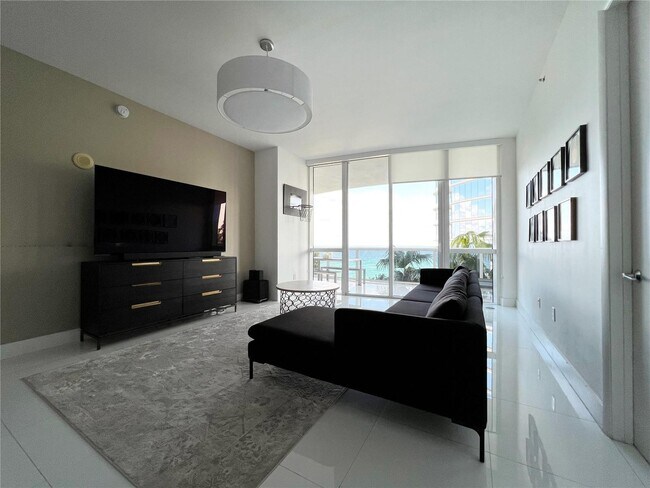 Foto del edificio - 15811 Collins Ave