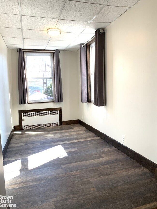 Building Photo - 1.5 Bedroom Gas Included in E. Flatbush