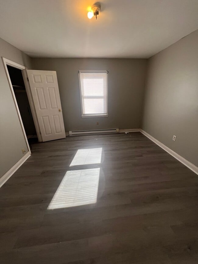 Foto del edificio - 327 Cornelius Ave