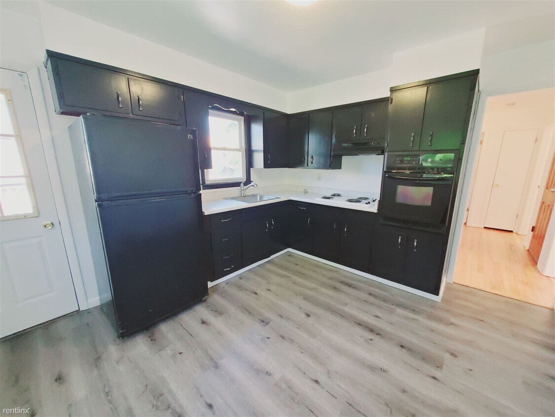 Foto principal - 3 br, 1 bath Condo - 27 Silver St Apt 2