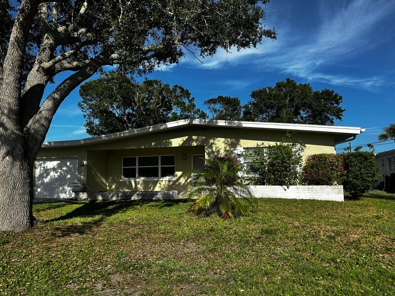 Foto principal - 2447 Baywood Dr W