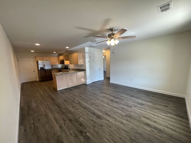 Building Photo - Available March 25th, 2025. 2BR, 1BA Duple...