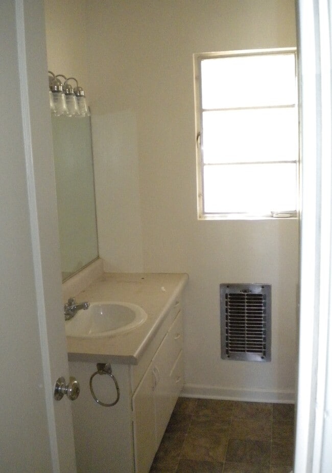 Building Photo - 418 Cuesta Dr