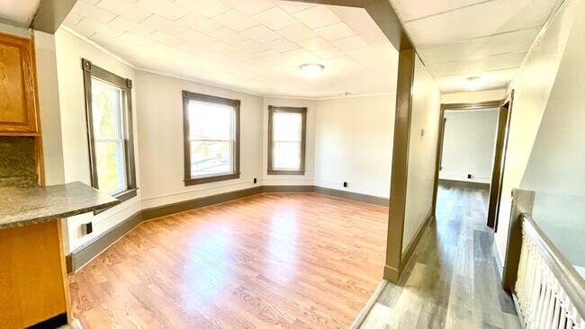 Building Photo - 805 N Vine St