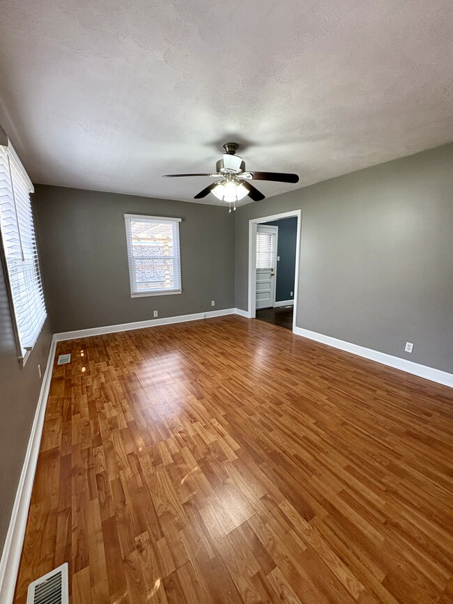 Building Photo - 2 Bedroom Pet Friendly Home For Rent in Hopkinsville!