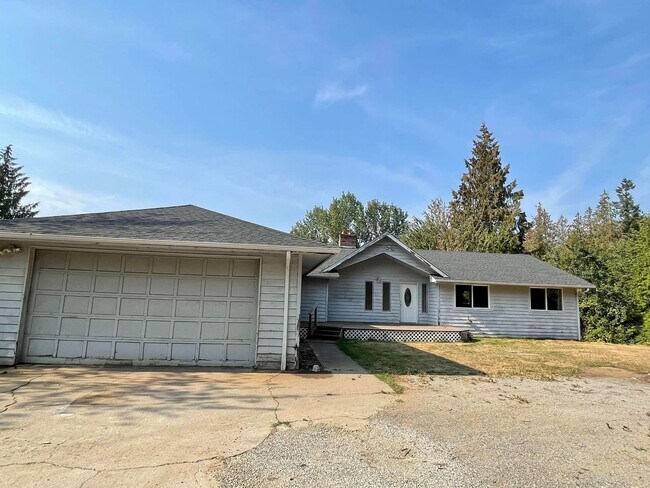 Foto del edificio - Large home on acreage!