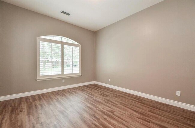 Building Photo - 18 E Knightsbridge Dr