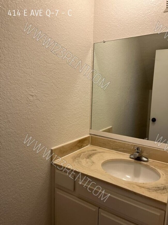 Foto del edificio - 2BD/ 1.5 BATH PALMDALE EAST TOWNHOUSE