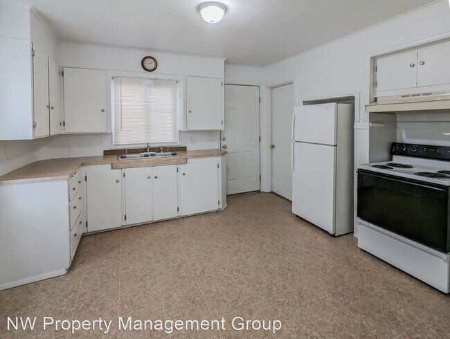 Building Photo - 2 br, 1 bath House - 702 E 3rd Street