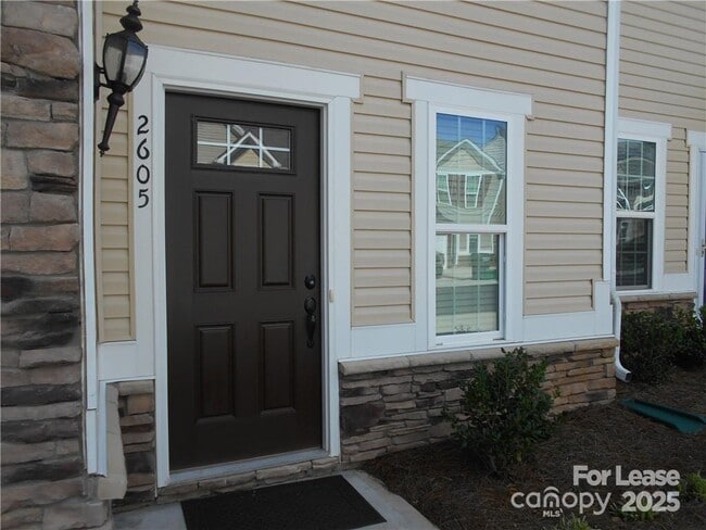 Building Photo - 2605 Silverthorn Dr