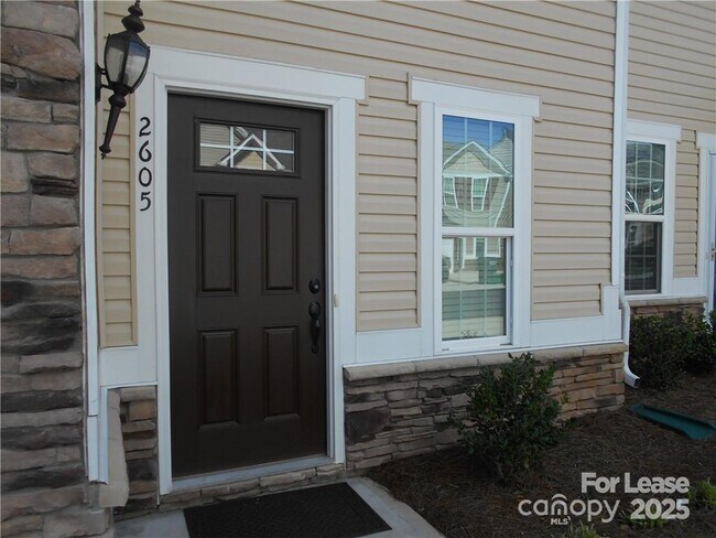 Foto del edificio - 2605 Silverthorn Dr